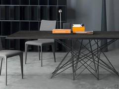 Octa Table de Bonaldo avec plateau en bois de chêne anthracite et base en métal peint en gris anthracite mat